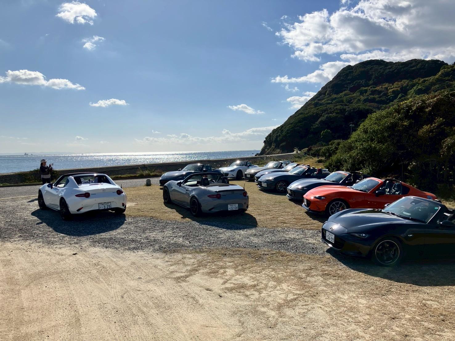 波切不動明王前の海岸線に並んだロードスター