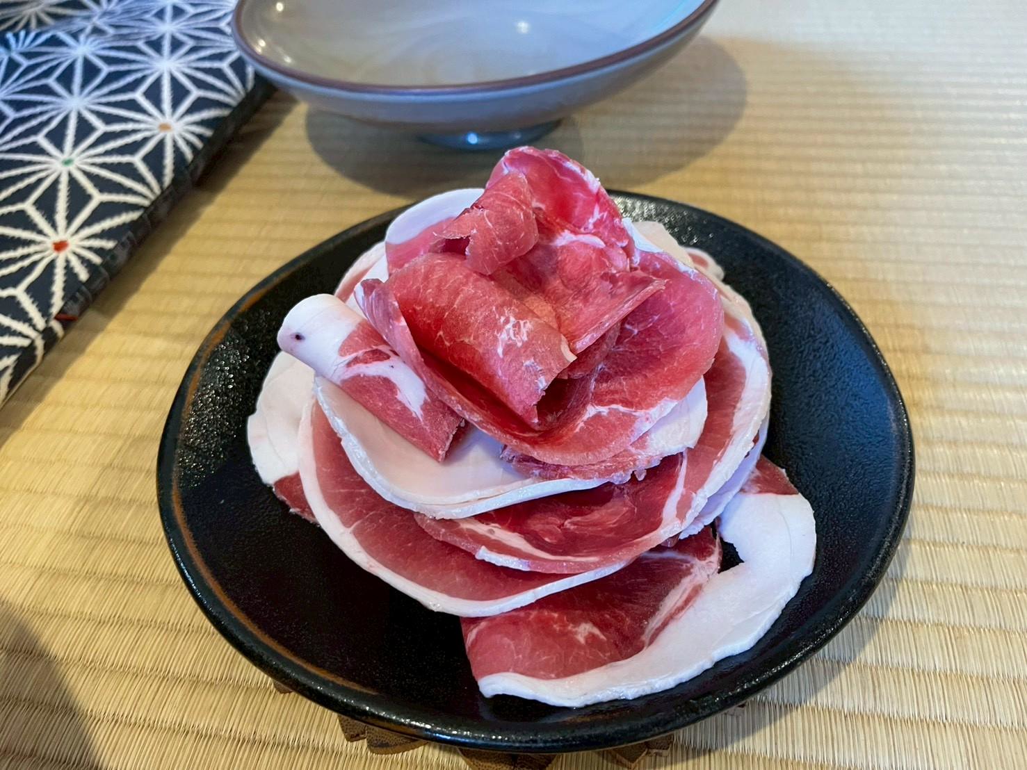 美しく盛り付けられた猪肉