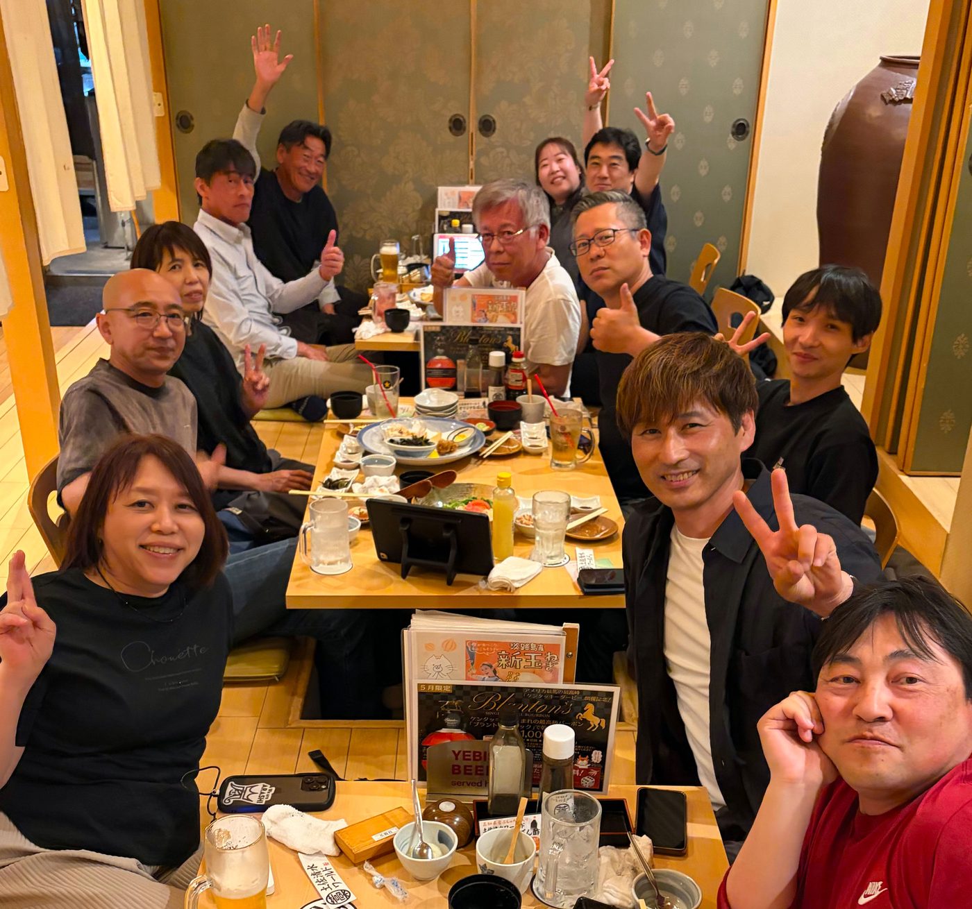 居酒屋に集まって笑顔のKRM運営メンバー（打ち上げ＆反省会）