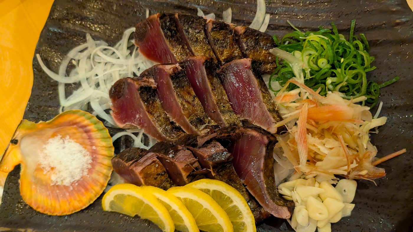 打ち上げの食卓に並んだカツオのたたき