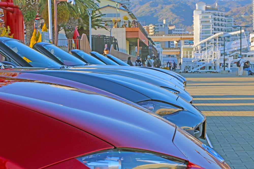 モザイク港沿いに並ぶロードスターのリアビュー