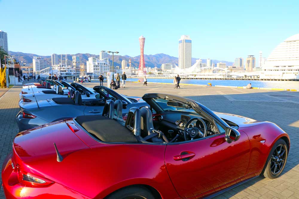 神戸Umie モザイク前に並ぶロードスター