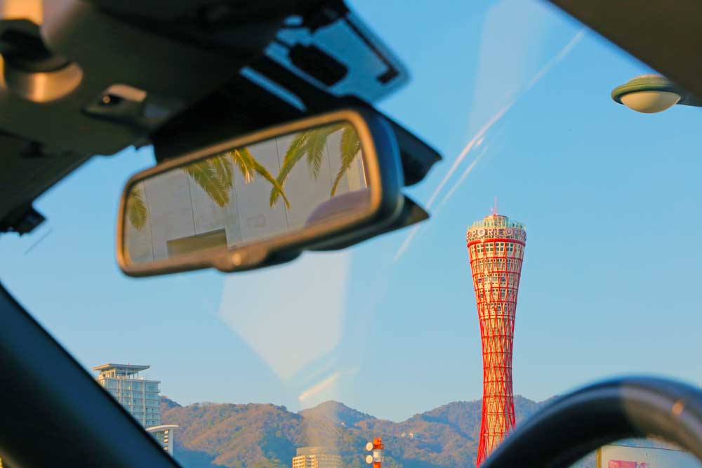 ロードスターの車内から見えるポートタワー