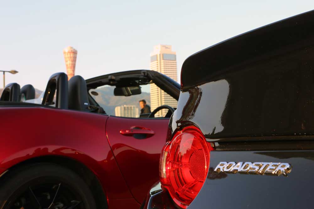 テールランプ越しの神戸ポートタワー