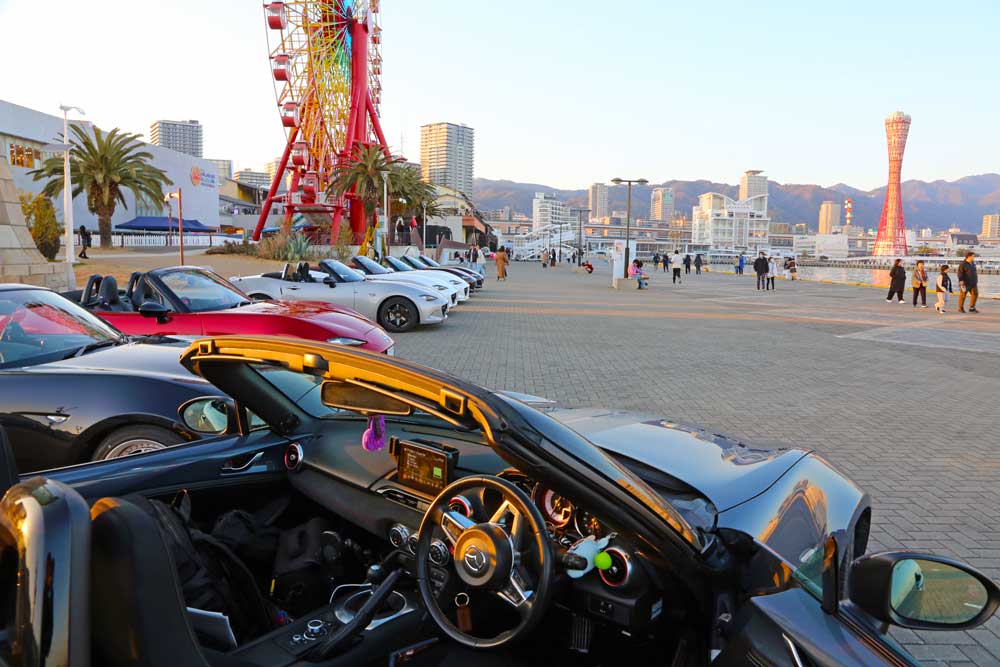 オープントップのロードスターに差し込む夕陽