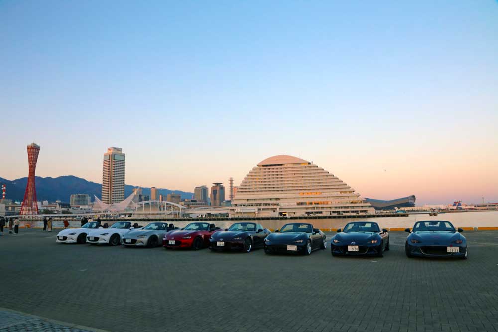 夕焼けの神戸港とロードスター