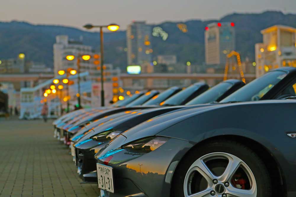 夕暮れの神戸港に並ぶロードスター
