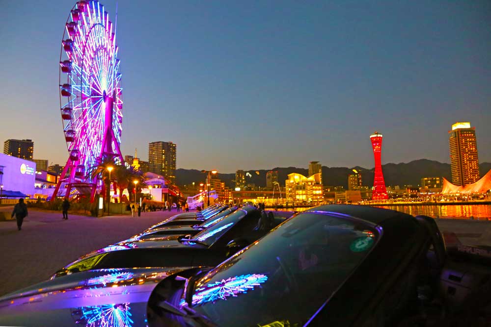 ピンクに輝く観覧車とポートタワーとロードスター