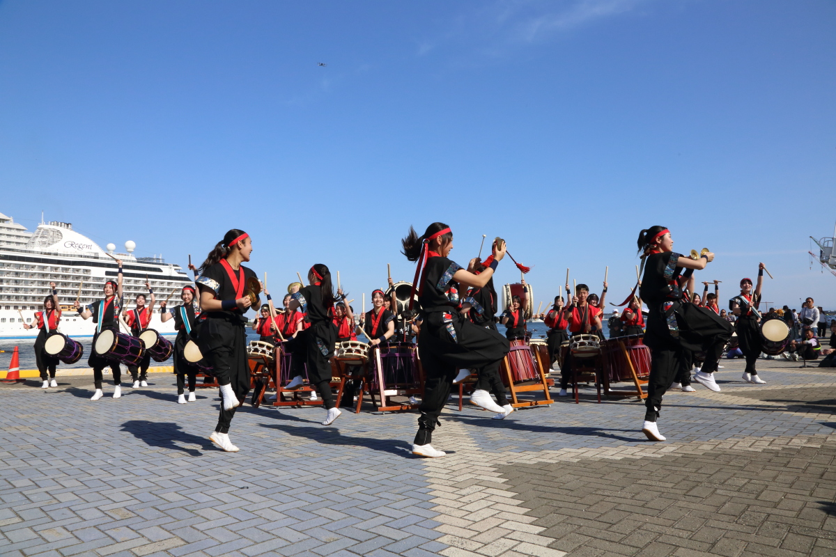 跳躍する和太鼓部「大地」の演者