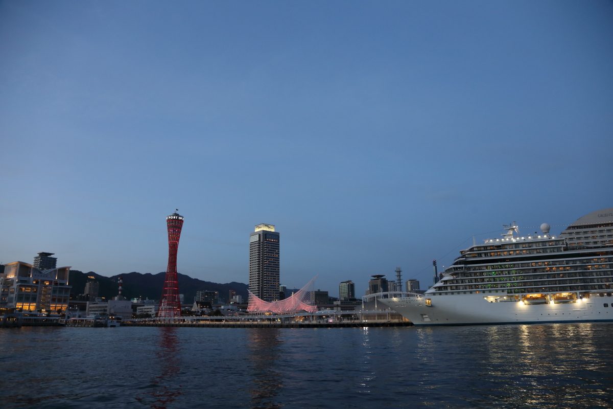 夕暮れの神戸港。ポートタワーと海洋博物館