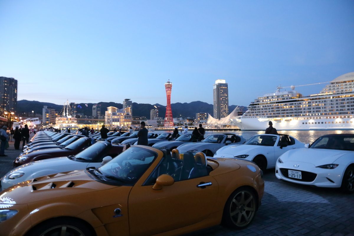 トワイライトの神戸港に整列した多数のロードスターと神戸ポートタワー・大型客船（jewel of Kobe 2026spring 当日）