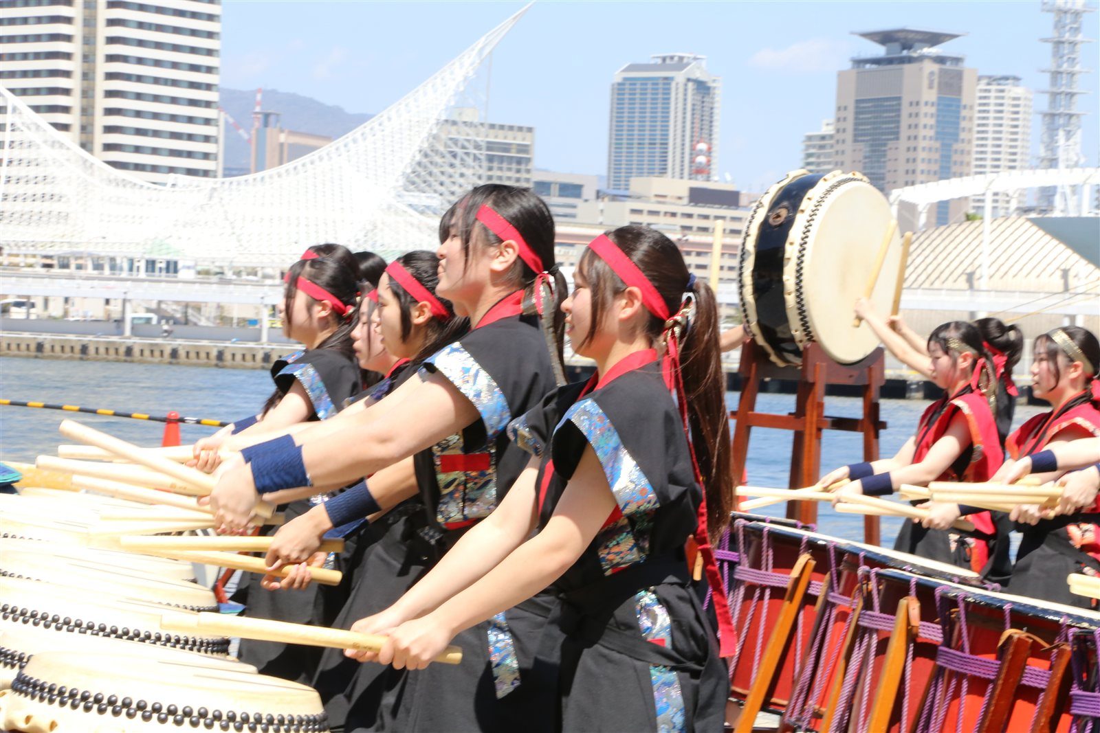 神戸の街並みを背景に演奏する大地の生徒たち