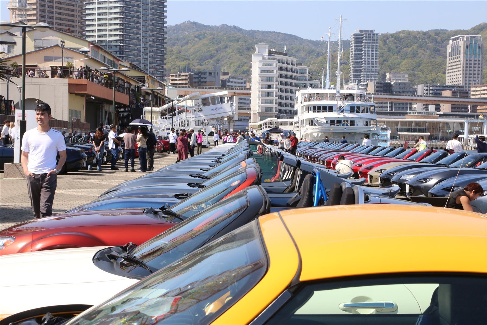 神戸高浜岸壁に並ぶ120台超のカラフルなロードスター