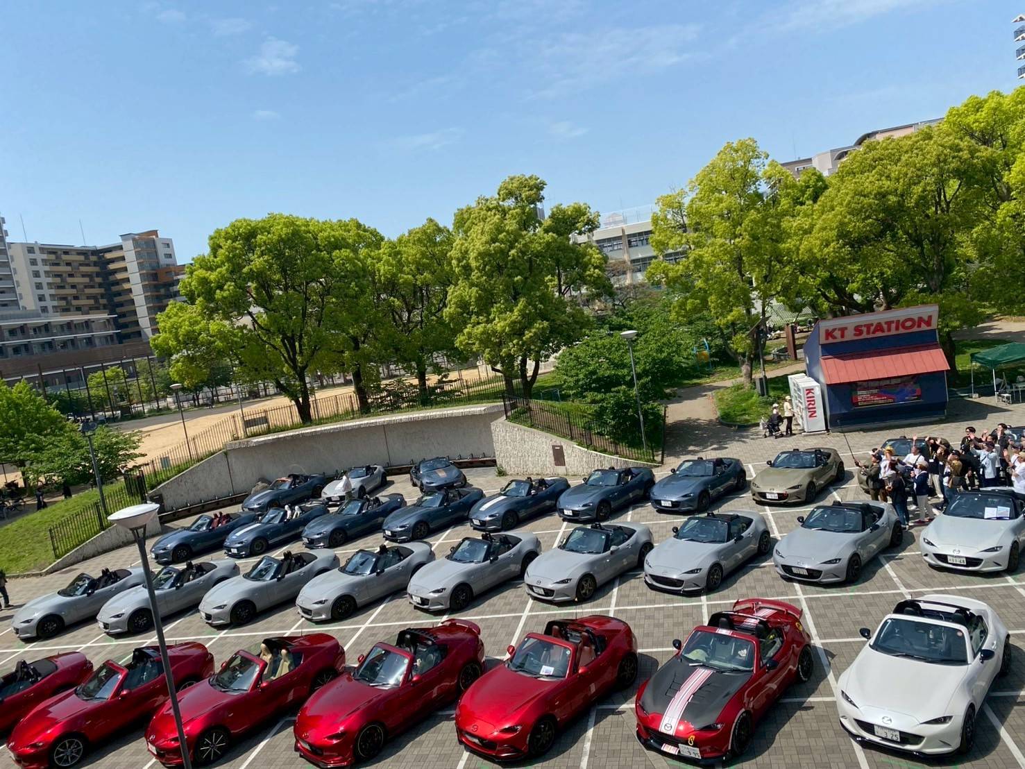 淡路島の海岸線を走るロードスター