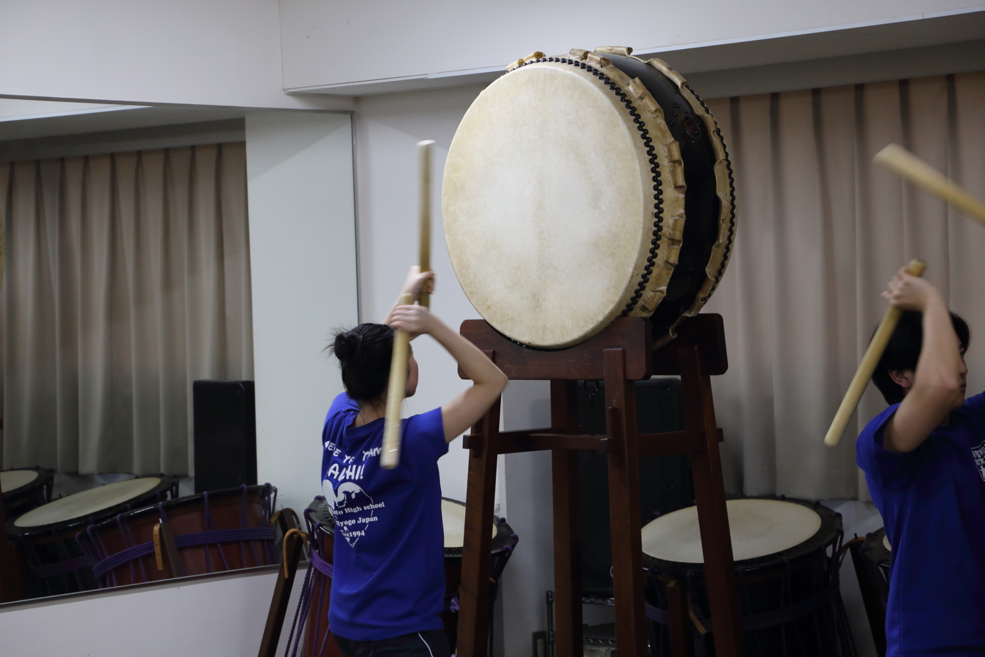 大太鼓を打ち込む部員
