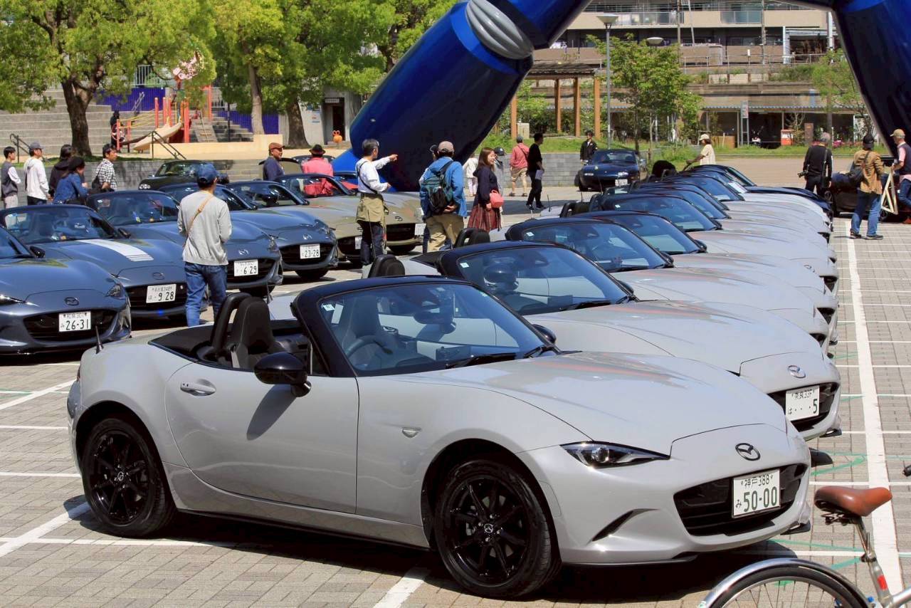 鉄人28号と整列したロードスター