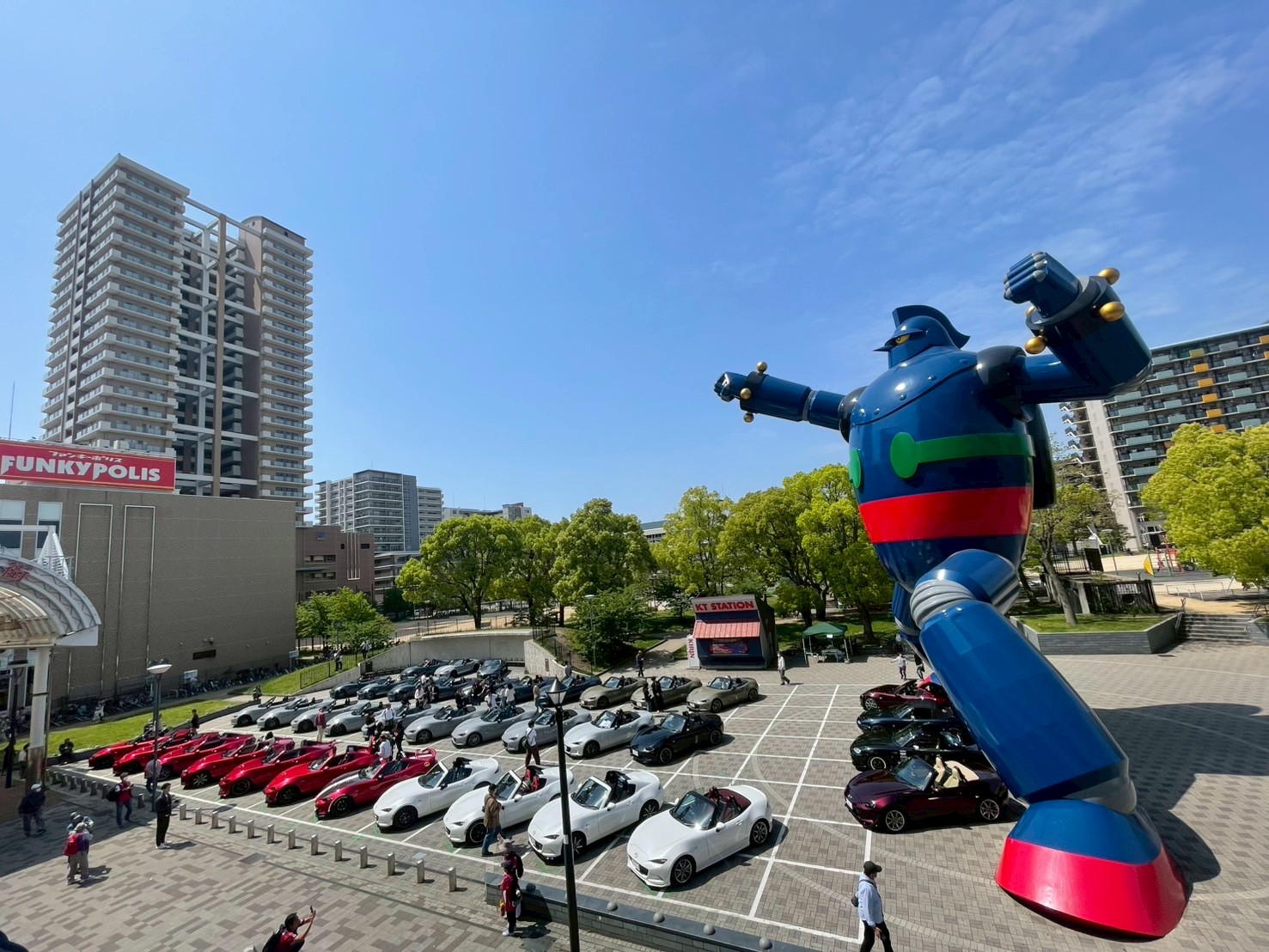 夕暮れの鉄人広場とロードスター